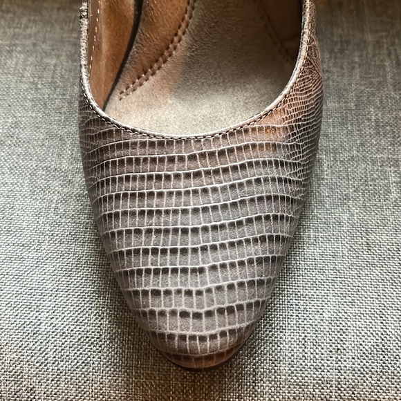 Aerosoles Heel Rest grey leather heels - Size 7 - Picture 5 of 7